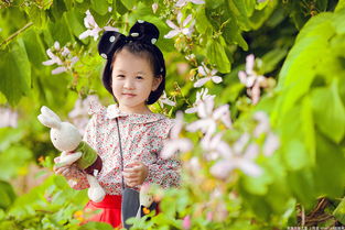 蕩秋千的小女孩